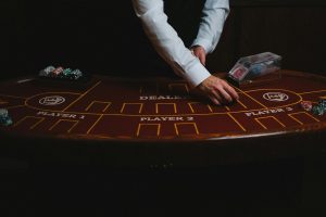 Cận cảnh bàn baccarat trực tuyến với bài và chip đặt cược