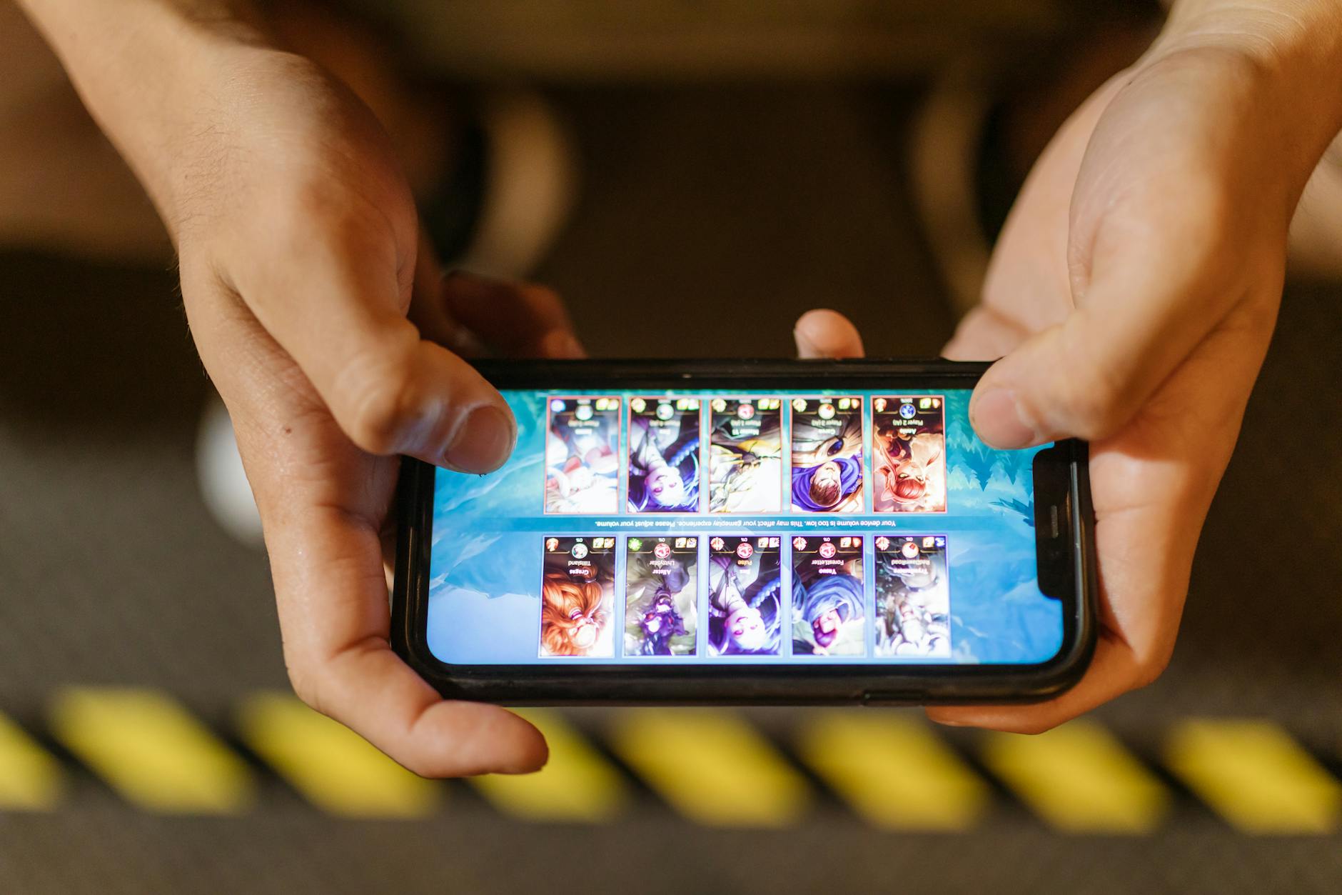Người chơi đang trải nghiệm game bài tiến lên trên điện thoại với giao diện đơn giản